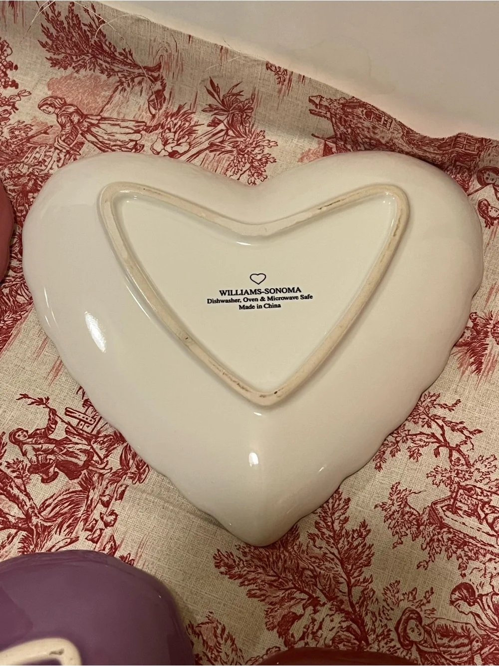 NWT WILLIAMS-SONOMA SCALLOPED HEART PLATES.